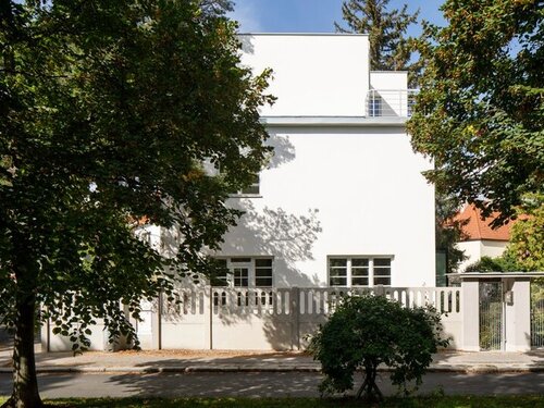 Autenticita, dialog a slunce v zahradě: rekonstrukce prvorepublikové vily od studia Lenka Míková Architekti