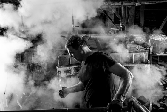 Již 165 let ohýbaného dřeva: příběh továrny v Bystřici pod Hostýnem, která změnila vzhled kavárenské židle