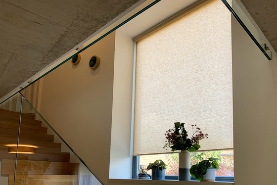 Nová generace chytrých látkových rolet ACCUBLIND vstupuje na trh