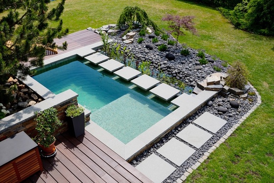 Přírodní bazén small pool jako součást zahradní architektury