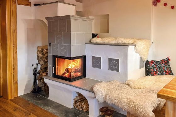 Kachlová kamna s moderní technologií v tradiční krkonošské chalupě