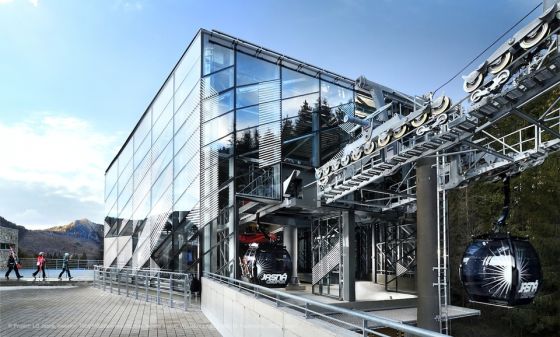 Sklo jako plátno: v IZOS Design ovládli tradiční techniky i digitální nástroje