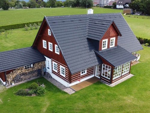 Lehká a odolná střešní krytina z recyklovaného plastu