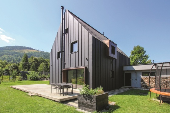 Rodinný dům Morávka: černá elegance uprostřed Beskyd